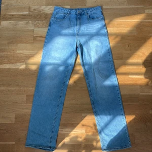 Ljusblå raka jeans från CW - Ljusblå jeans från CW med klassisk femficksdesign och raka ben. Jeansen har hög midja. I mycket bra skick.