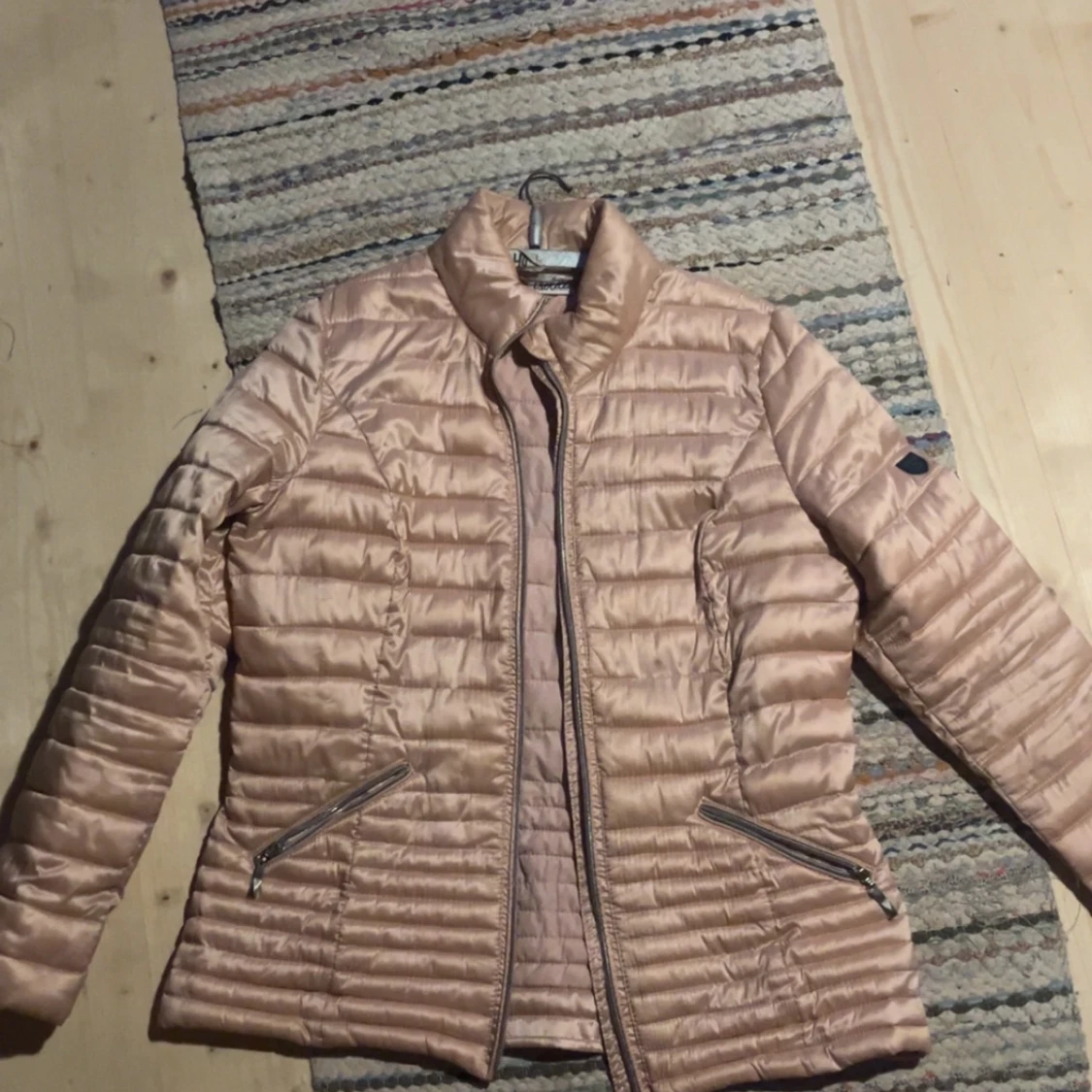 rosa pufferjacka från Isolde, stl 38