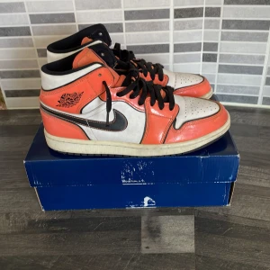 Nike Air Jordan 1 High - Säljer ett par Nike Air Jordan 1 High skriv vid intresse!!! Nypris 1700kr 