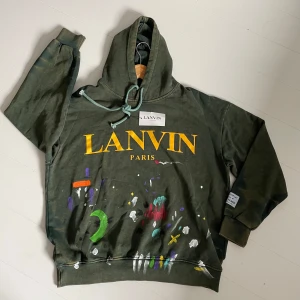 LANVIN X GALLERY DEPT - Lanvin X gallery dept. hoodie med färgstänk - HELT NY, tagen kvar - storlek M, hör av er för måtten - helt ny snygg och väldigt eftertraktad lanvin hoodie! - hör av er vid frågor🙌