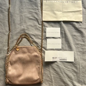 Stella McCartney Väska  - HAR EJ KVITTO!!! Supersnygg beige axelväska från Stella McCartney med kedjedetaljer. Skriv för fler frågor/bilder!💕