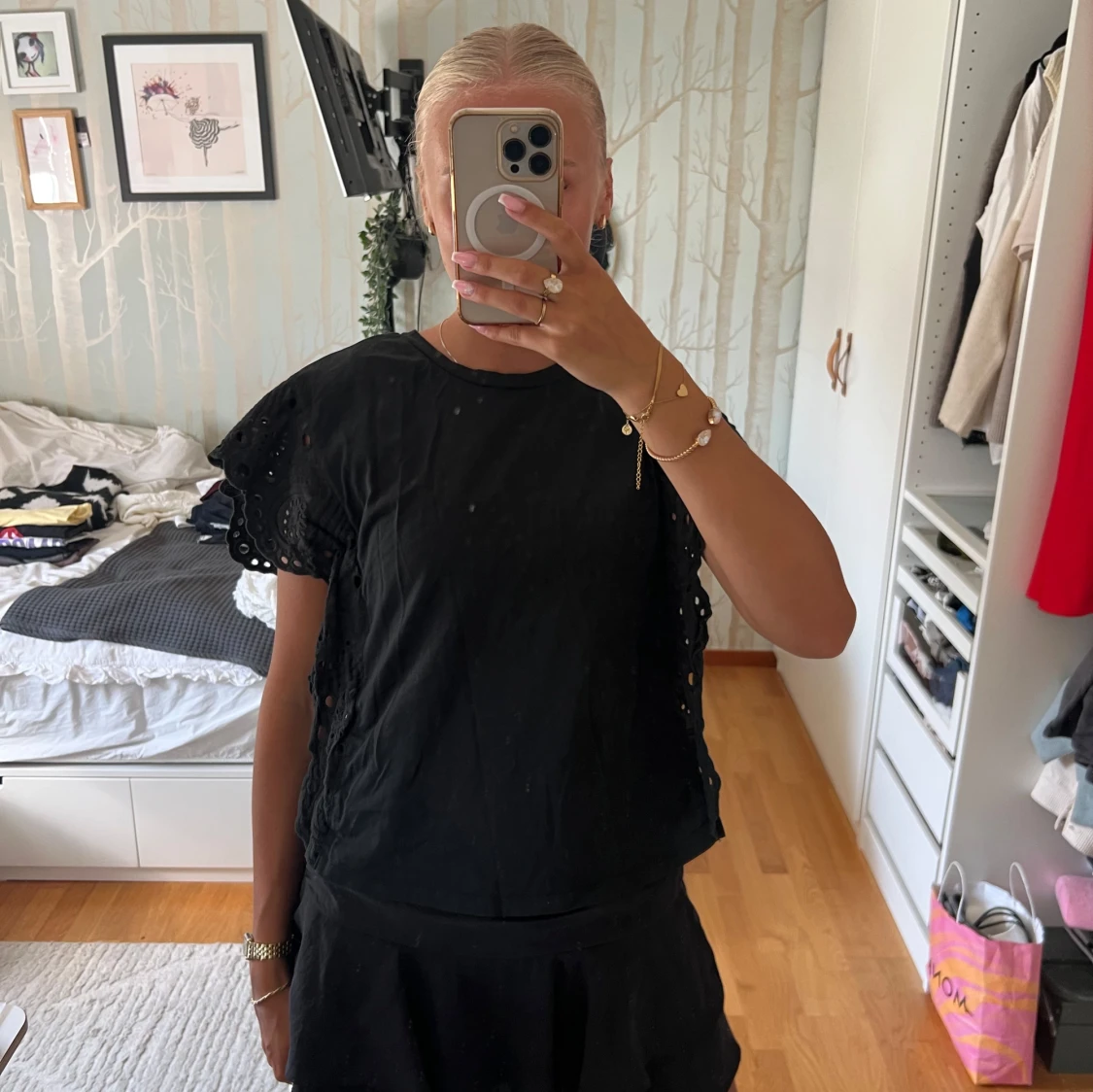 Svart blus med broderade volangärmar