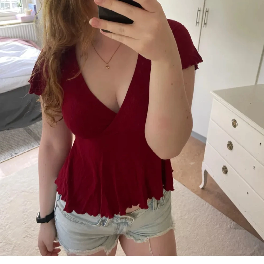Vinröd topp med volang