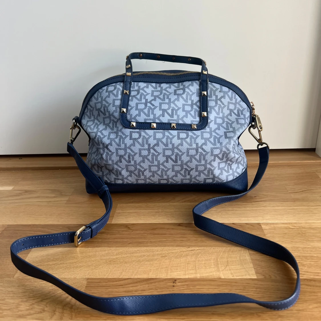 Blå axelväska från DKNY med nitar - 2