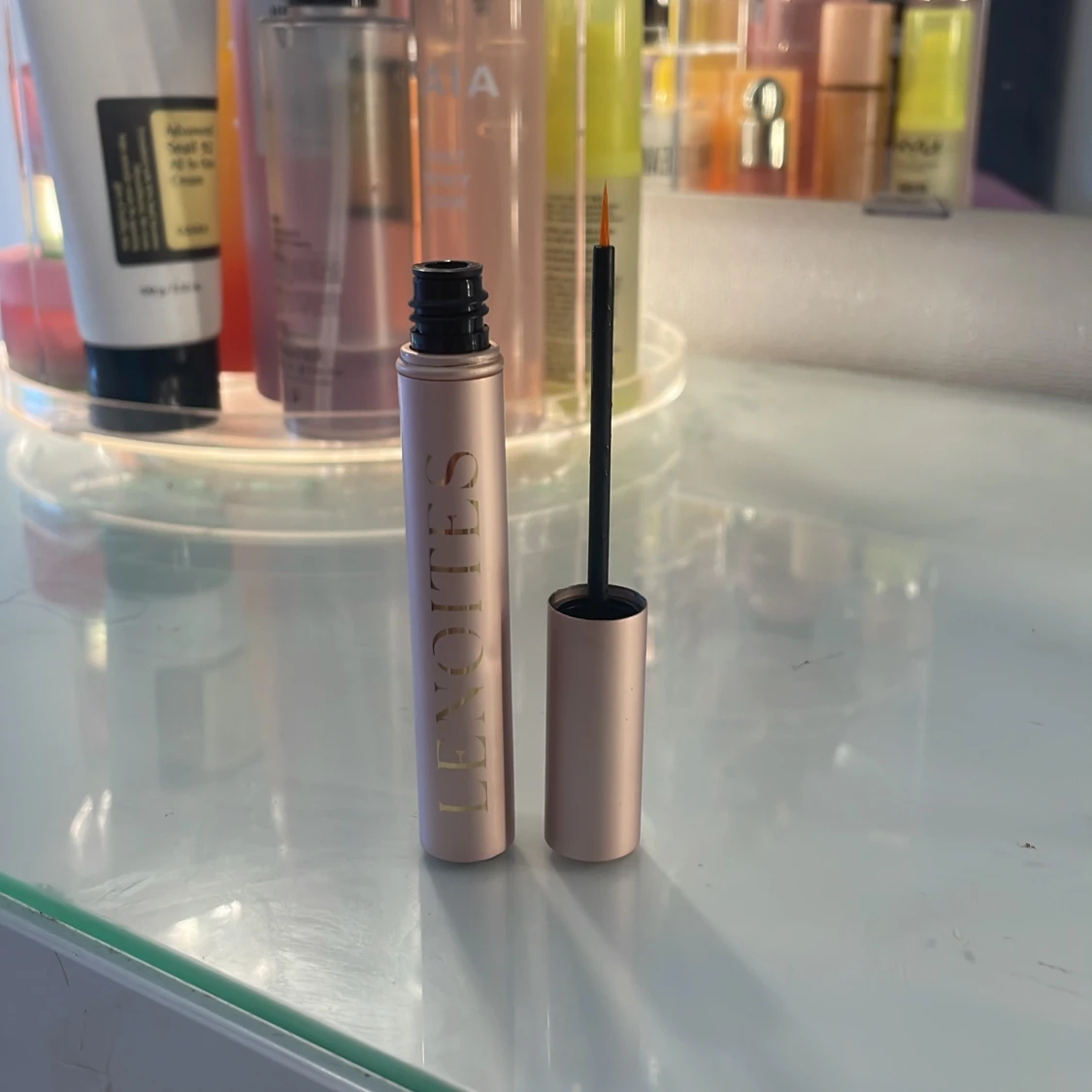 Lenoites ögonfransserum i roséguld