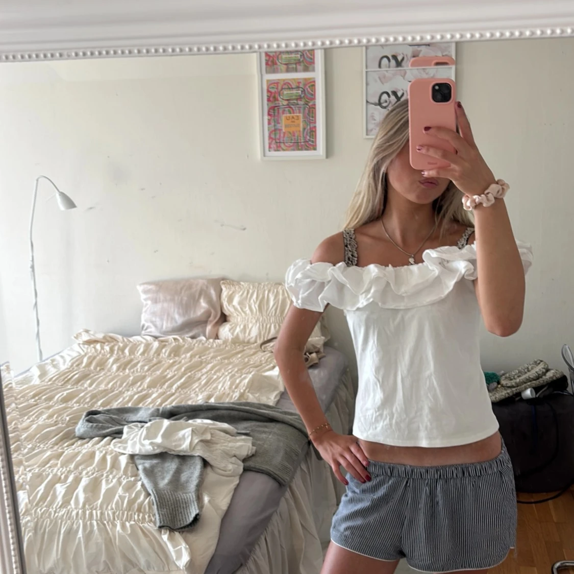 Vit offshoulder volangblus - 1