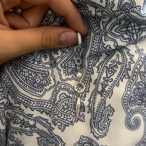 Silvriga örhängen med pärlor och spikes  - Säljer ett par långa, silvriga örhängen med glittriga stenar på ringen, små vita pärlor och coola spetsiga spikes längst ner, örhängena är helt nyckelfria/allergifria och gjorda av återvunnet silver, skriv om ni har frågor eller vill ha mer bilder!