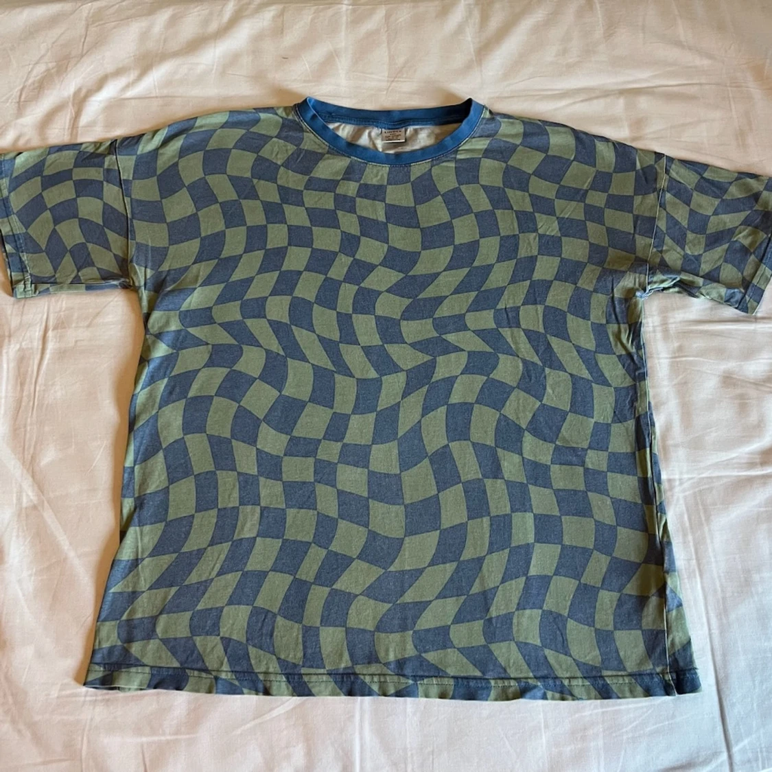 Grön och blå mönstrad t-shirt