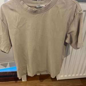 Beige basic t-shirt från Gina Tricot - Enkel och stilren beige t-shirt från Gina Tricot. Säljer då den är för liten!