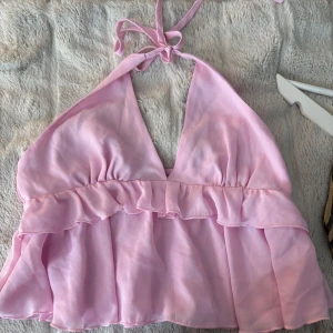 Halterneck Topp  - Rosa topp från SHEIN i storlek XS, aldrig använd💗