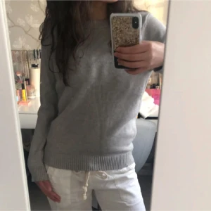 Stickad Tröja - Säljer en grå stickad tröja från Vila, strl. S. Använder ej längre, men är sååå mysig🩶