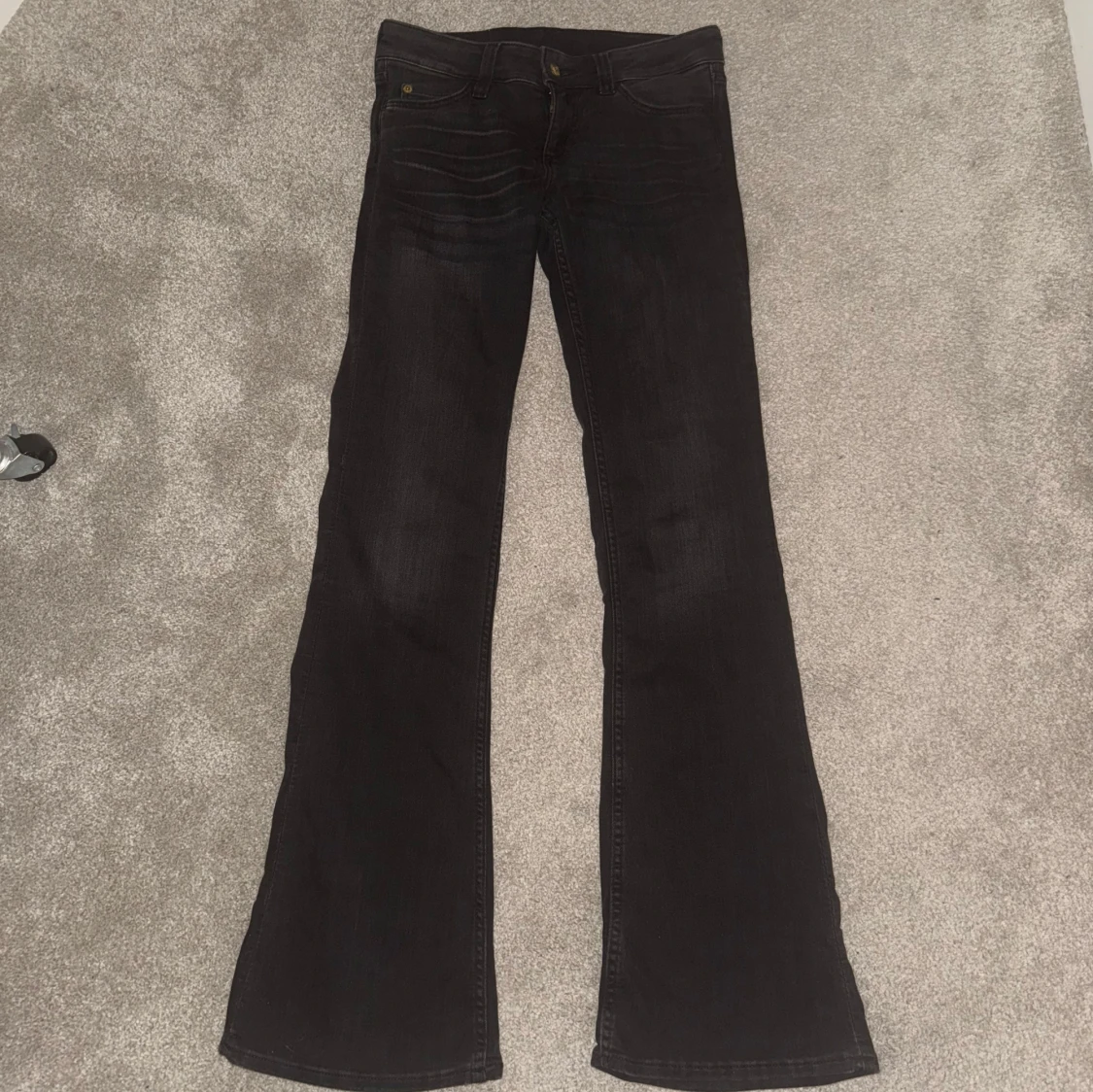 Svarta bootcut jeans från Cheap Monday