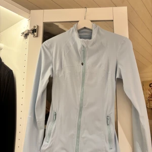 Ljusblå define jacket Lululemon - ljusblå define jacket knappt använd ( skulle säga att färgen är finare irl ) storlek 6 så typ M ? har tagit bort storleks lappen.