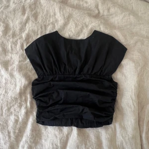 Fin topp - Så fin topp från Esthé, använd en gång så den är som i nyskick. Nypris 550 kr