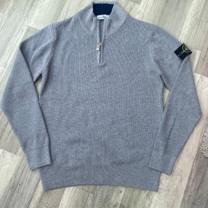 Stone Island tröja  - Tjena säljer nu denna feta half zipen från märket Stone Island, mycket bra skick på den, super bra passform. Pris kan diskuteras, Hör av dig för minsta fundering!