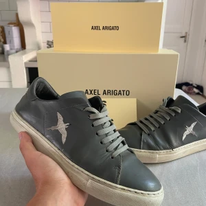 Axel Arigato - Tjena! Säljer dessa feta Axel Arigato Skor✔️ Storlek 43✔️Skor, box och kort medföljer✔️ Har du någon fråga eller fundering är de bara att skriva