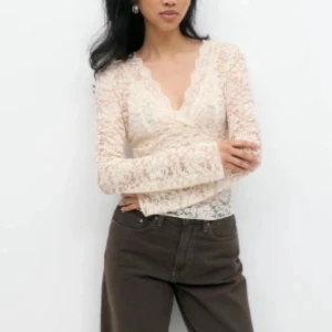 Vit spetsblus från Gina Tricot - Superfin vit spetsblus från Gina Tricot med v-ringning och långa ärmar. Säljer tröjan då den tyvärr är för liten för mig och jag inte hann lämna tillbaka den. Tröjan är nu slutsåld och original är 299🤍