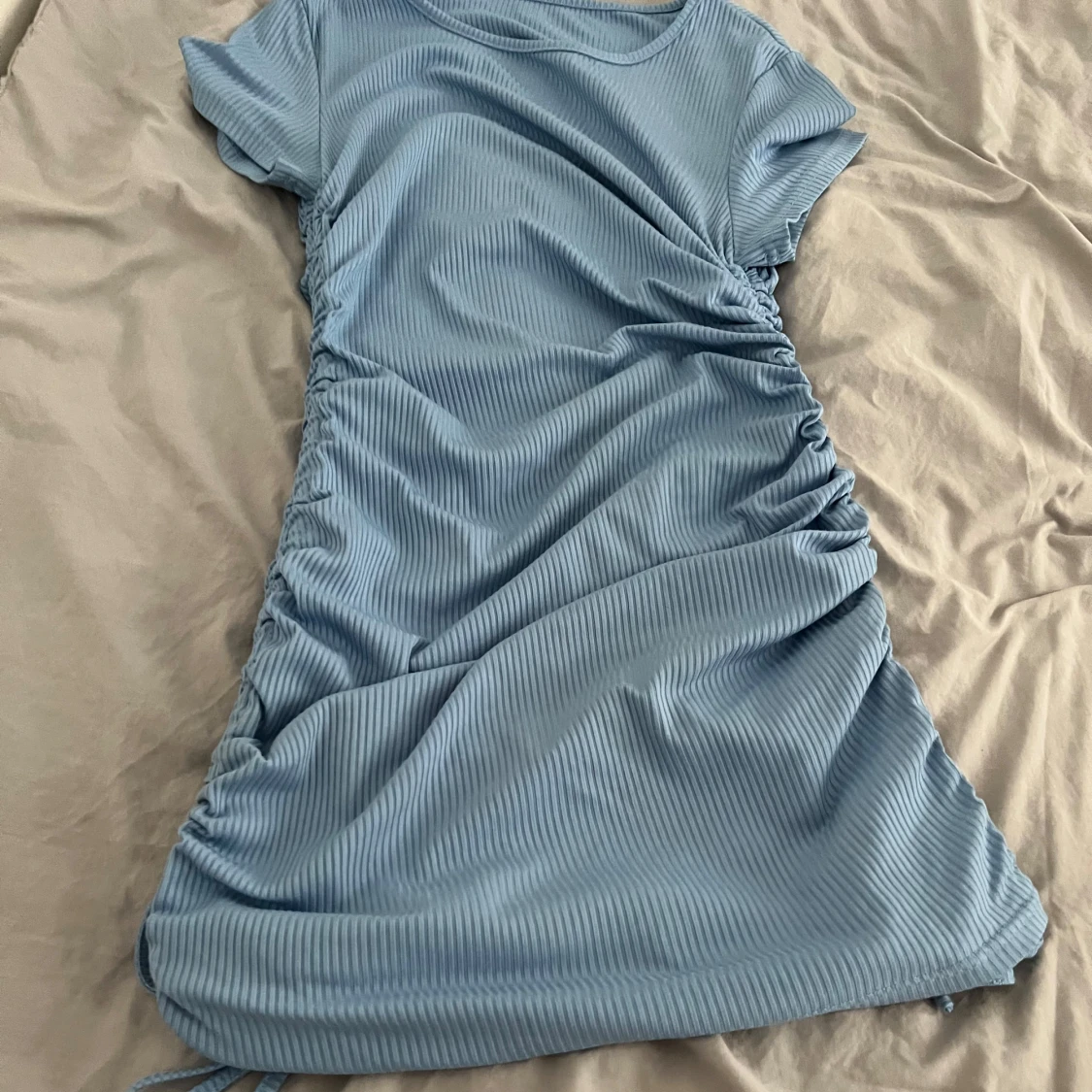 Ljusblå ribbad kortklänning med snörning