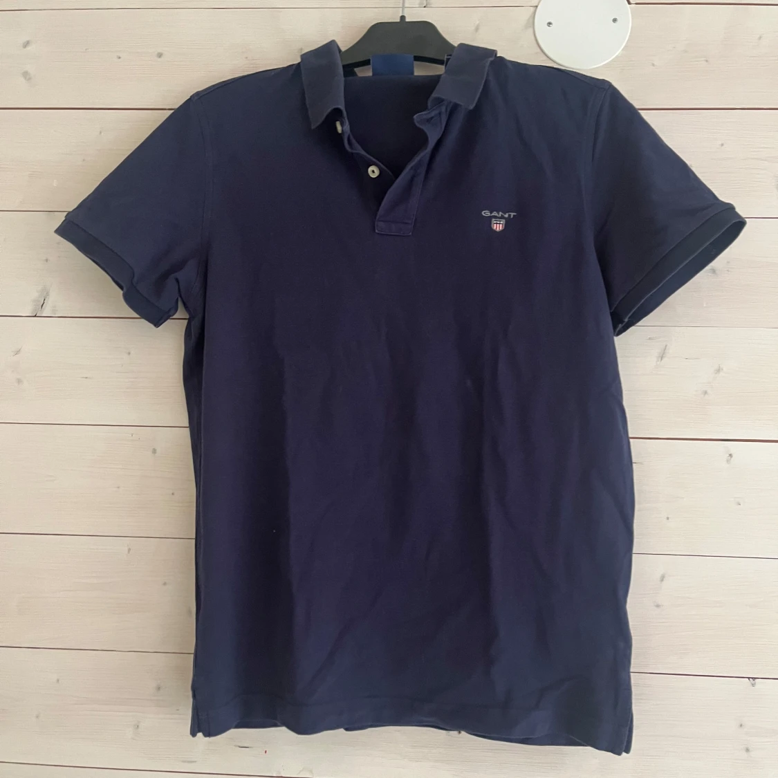 Mörkblå pikétröja från GANT