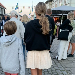 Supersöt kjol🩷🩷 - Supersöt beige kortkjol med volang och lätt skrynklig struktur. Kjolen har en flowy passform och är perfekt för varma dagar. Tillverkad i mjuk bomull som känns skön mot huden. 