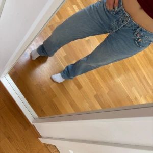 Ljusblå jeans från 157 Icon - Ljusblå jeans från 157 Icon med klassisk femficksdesign och raka ben. Jeansen har hög midja och stängs med knappar framtill. Tillverkade i slitstarkt denimtyg som ger en avslappnad och tidlös look.