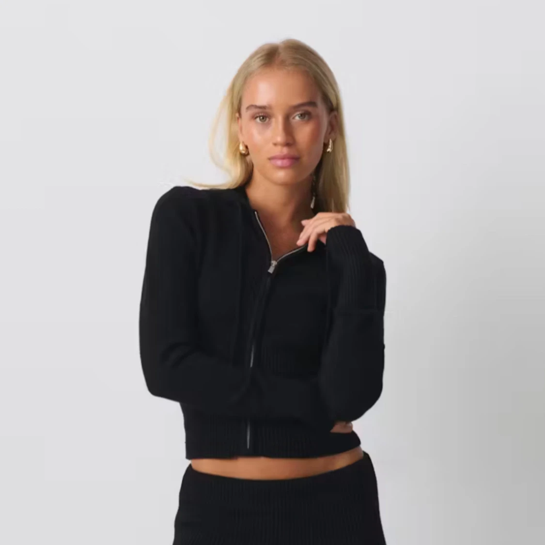 Gina Svart croppad stickad cardigan jacka