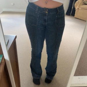 Madlady jeans💗 - Snygga, lågmidjade jeans från madlady. Dom är väl använda, men i bra skick! Säljes då dom tyvärr är för små💗 nypris: 699kr
