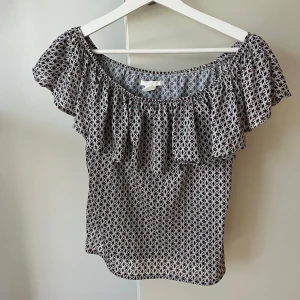 Mönstrad offshoulder blus med volang H&M - Supersöt blus i offshoulder-modell i storlek XS från H&M 🧚🏻‍♀️