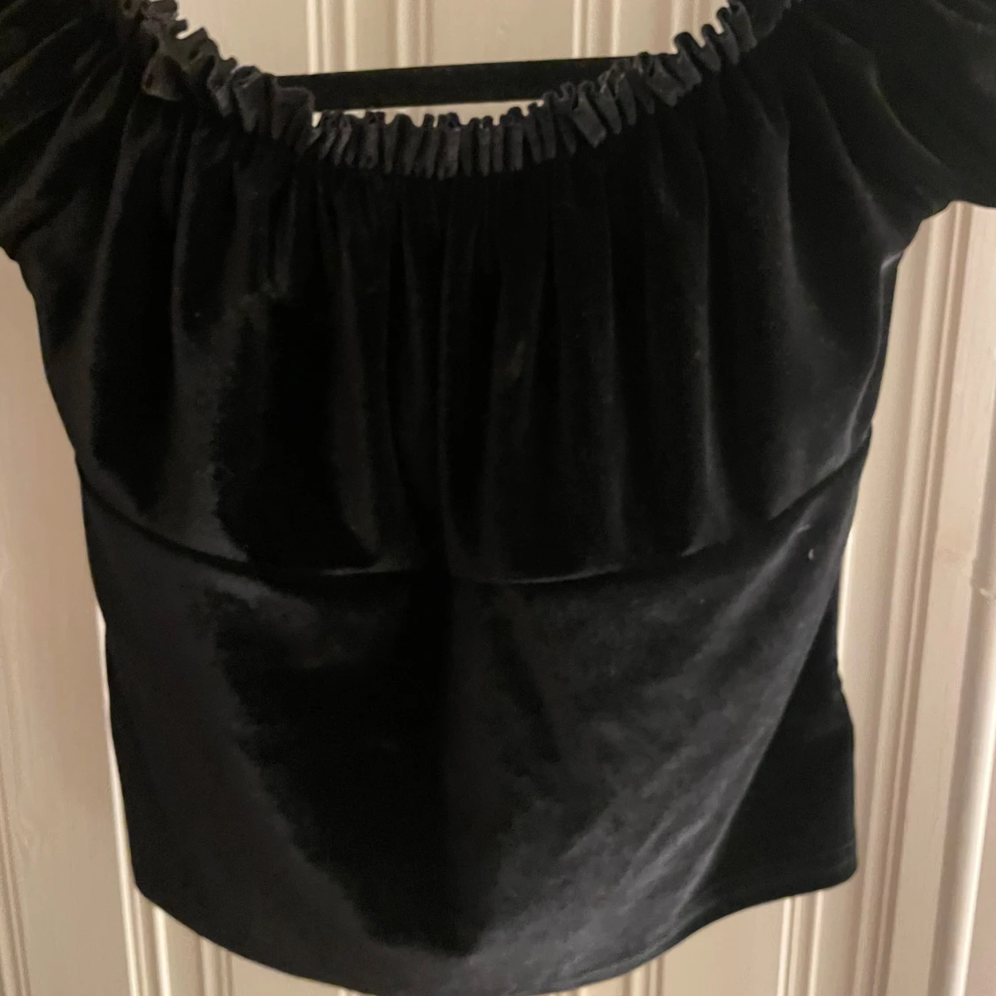 Svart sammetstopp med puffärm och knyt - 1