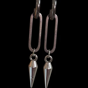 Silvriga örhängen med spets (Sthlm stil inspirerat) - Coola örhängen i silverfärg med avlånga kedjelänkar och spetsiga konformade hängen. Ger en edgy vibe och passar perfekt för dig som gillar statement-smycken. Snyggt till både streetwear och mer dressade looks. 