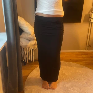 Svart långkjol  - Säljer en svart långkjol med tight mönster! Kjolen är enkel och stilren utan mönster. Perfekt att styla med crop top eller oversized tröja. Superbekväm tack vare det stretchiga materialet.🖤🖤