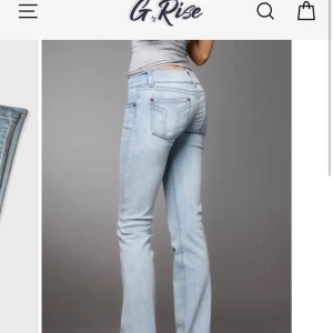 Low waist bootcut jeans - Snygga lågmidjade ljusblå jeans med bootcut passform och klassiska bakfickor med dekorativa sömmar. Jeansen har en modern tvätt och sitter skönt i midjan. Perfekta för dig som gillar en avslappnad men trendig stil. Storlek s och innerbenslängden 92