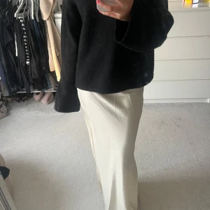 Beige långkjol  - Säljer en denna beiga långkjolen i lätt glansig satin. Den är aldrig använd och i fint skick🥰