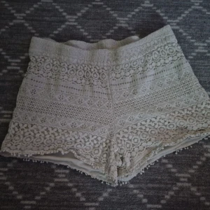Vita spets shorts  - Midja 42cm,  Längd 32cm, lår 31cm