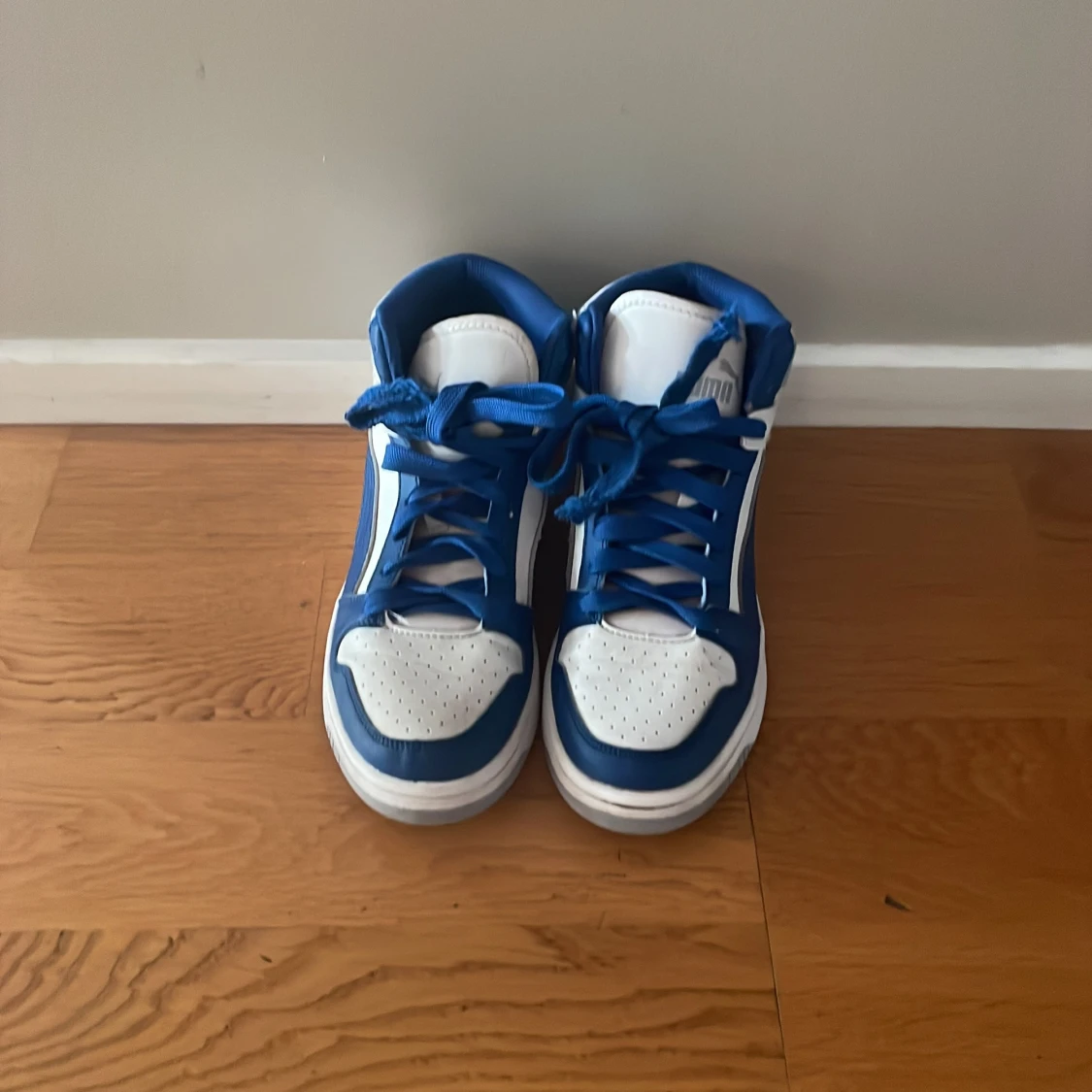 Blåvita high top sneakers från Puma