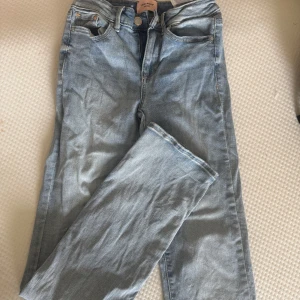 Blå raka jeans från Vero Moda - Snygga ljusblå jeans från Vero Moda med klassisk femficksdesign och raka ben. Jeansen har normal midja och är tillverkade i mjuk bomullsdenim med mycket stretch. Storlek XS längd 34