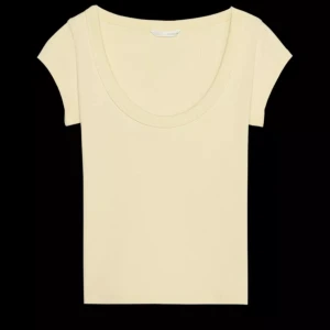 Gul topp från Zara - Säljer en enkel och stilren beige topp med korta ärmar och rundad, djup urringning. Toppen är ribbad och har en tight passform som sitter snyggt på kroppen. Perfekt att matcha med jeans eller kjol för en clean look. Aldrig använd