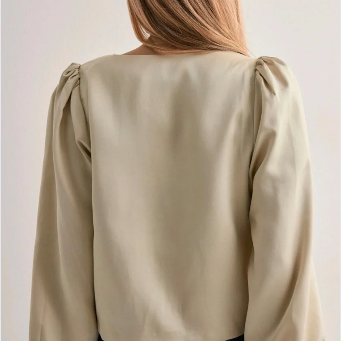 Beige blus med knytband - 1