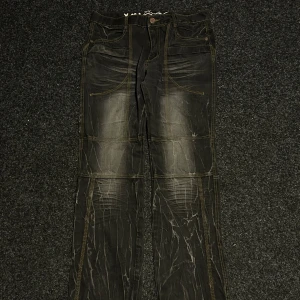 Vintage Rare YML jeans med as fet wash - Unika svarta YML jeans med coola kontrastsömmar och slitna detaljer. Storlek 36 på tagen, men skulle säga 34 midja och 32 längd! Inga flaws