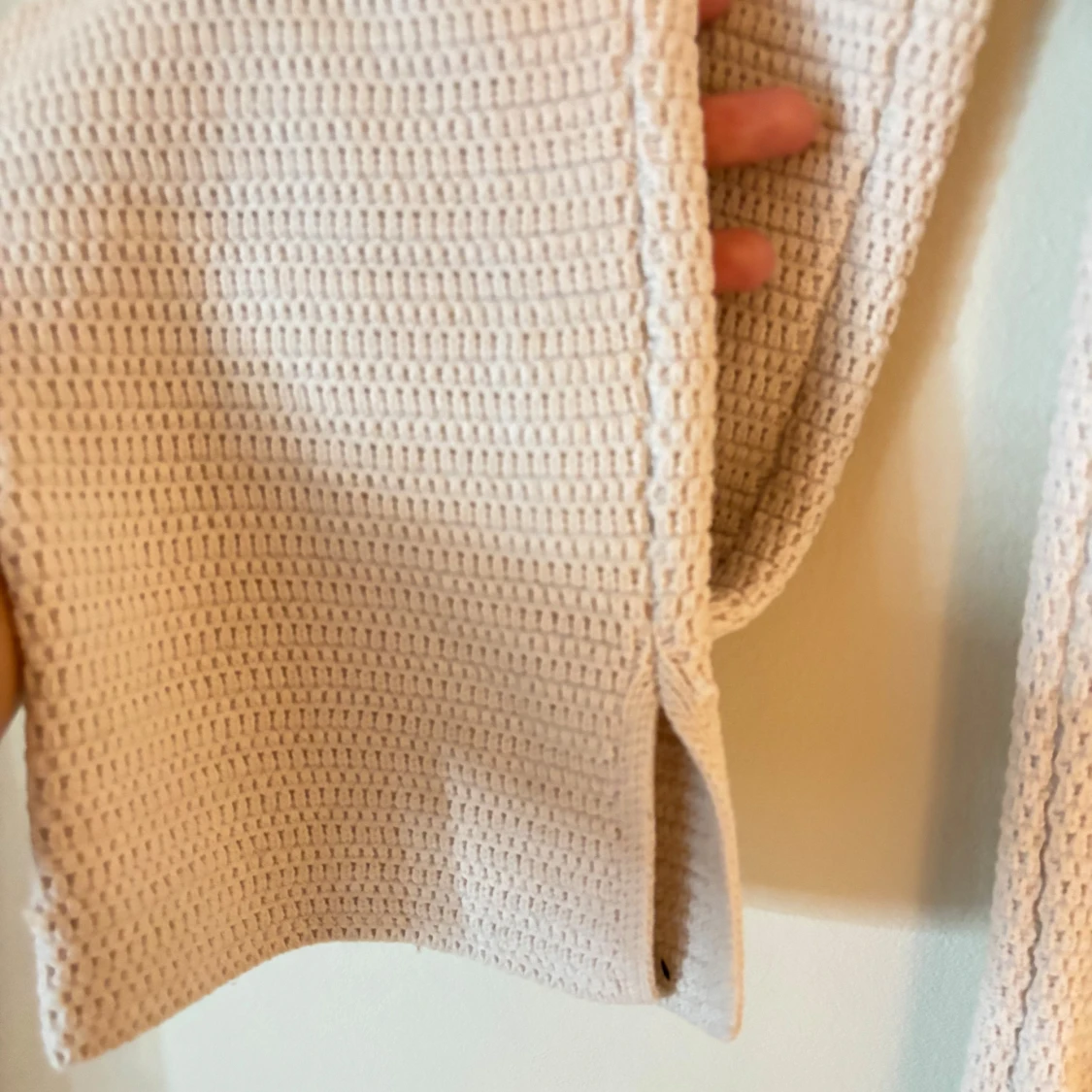 Beige stickade byxor med slits - 1