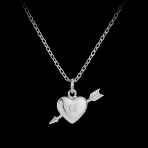 Halsband med hjärta och pil i silver - Snyggt halsband i silverfärg med ett hjärtformat hänge som genomborras av en pil. Hjärtat har en liten glittrande sten i mitten som ger extra bling. Kedjan är tunn och stilren, perfekt för att lyfta vilken outfit som helst. Säljer då den inte kommit till användning!💕💕
