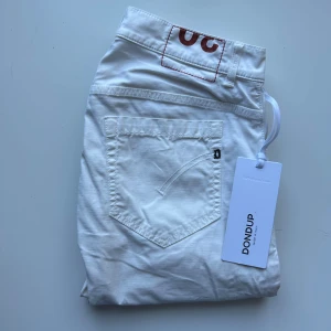 Dondup byxor  - Mycket fint skick, inga defekter men ser skrynkligt ut på bilderna. Nypris ca 3500kr. Storlek W30, passar dig som är mellan 173-183cm ungefär. Mått finns på sista bilderna. Skriv för mer information!🤝OBS ingen retur, Dondup tagen följer inte på köpet.