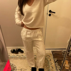 Vita linnebyxor från H&M - Säljer ett par vita linnebyxor från H&M med resår i midjan och raka ben. Byxorna har en avslappnad passform och är perfekta för varmare dagar. Klassisk och enkel design med fickor i sidorna. Storlek 158 men funkar även för xs. Slutsålda på h&m hemsida. 