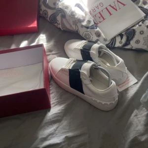 Valentino Garavani Open sneakers vit/svart - Snygga Valentino Opens, använda några gånger och sjukt bra skick. Storlek 42 och allting är kvar som dustbag och lådan.