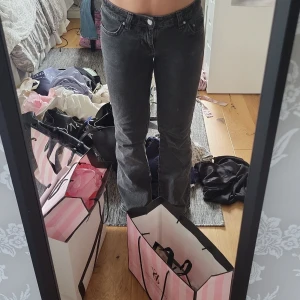 Perfect jeans - Super fina y2k jeans från Gina Tricot, modellen heter perfekt jeans. De är low waist och sitter jätte fint! Priset går såklart att diskuteras🩶