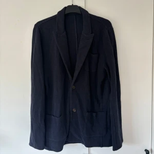 John Henric kavajjacka - Snygg elegant populär mörkblå kavajjacka från John Henric i storlek M (axelbredd på 44 cm) säljes. Perfekt att använda som cardigan för dig som är stilmedveten. Tveka inte vid minsta fråga eller fundering och pris ej hugget i sten😃