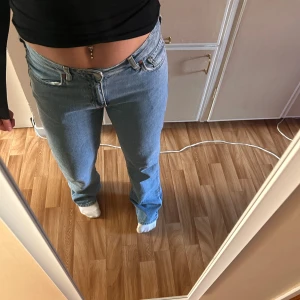  ljusblå jeans straight fit - Säljer ett par klassiska jeans i ljusblå tvätt. De har låg midja , raka ben och femficksmodell. 