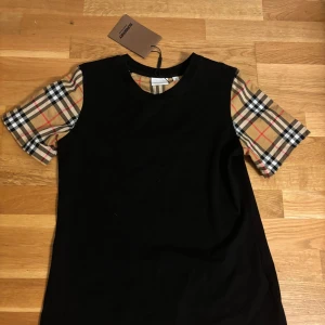 Burberry t-shirt  - Svart t-shirt från Burberry helt ny.passar xs