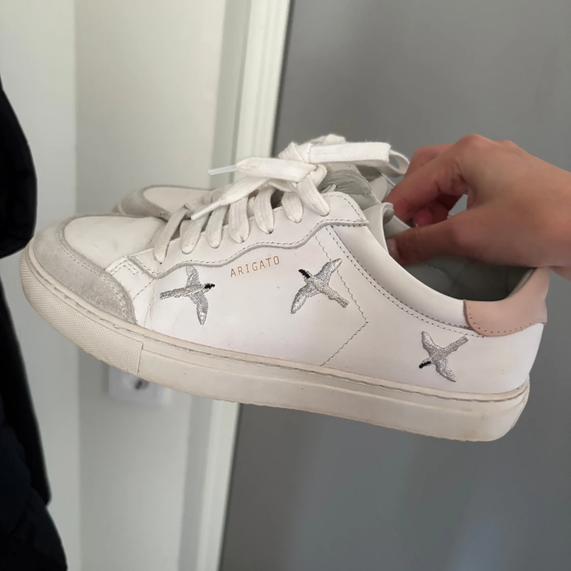 Vita sneakers från Axel Arigato - 1