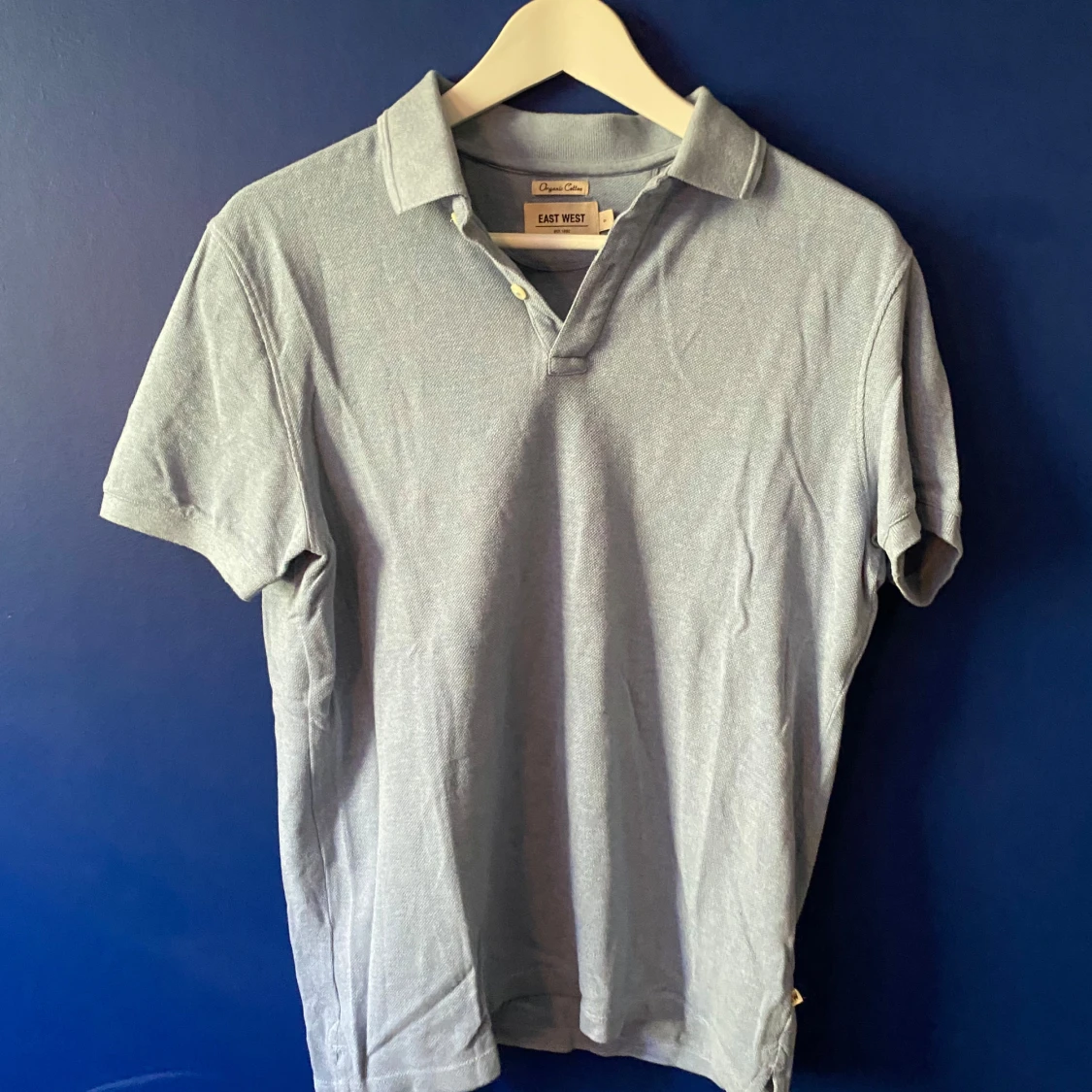 Ljusblå pikétröja från East West